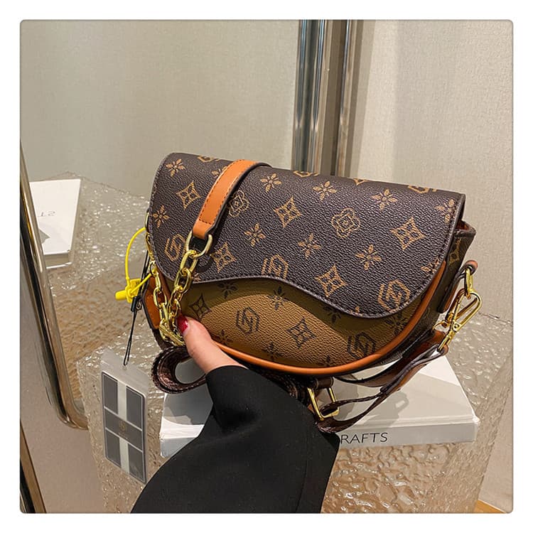2023 New Trendy Contrasting Color Underarm Bag, High Quality Saddle Bag, Versatile Shoulder Bag, Retro Women's Small Bag