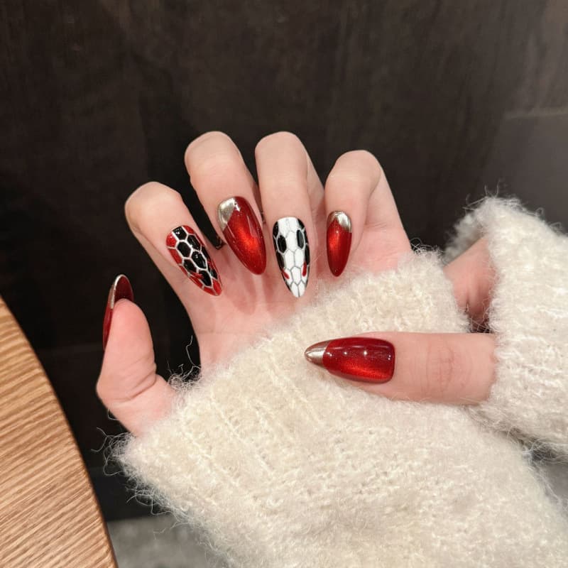 Nail Art Retro Snake Head Cat Eye Polystyrene Snake Hand Painted Snake Pattern White Red New Year Nail Hand Wearing Nail