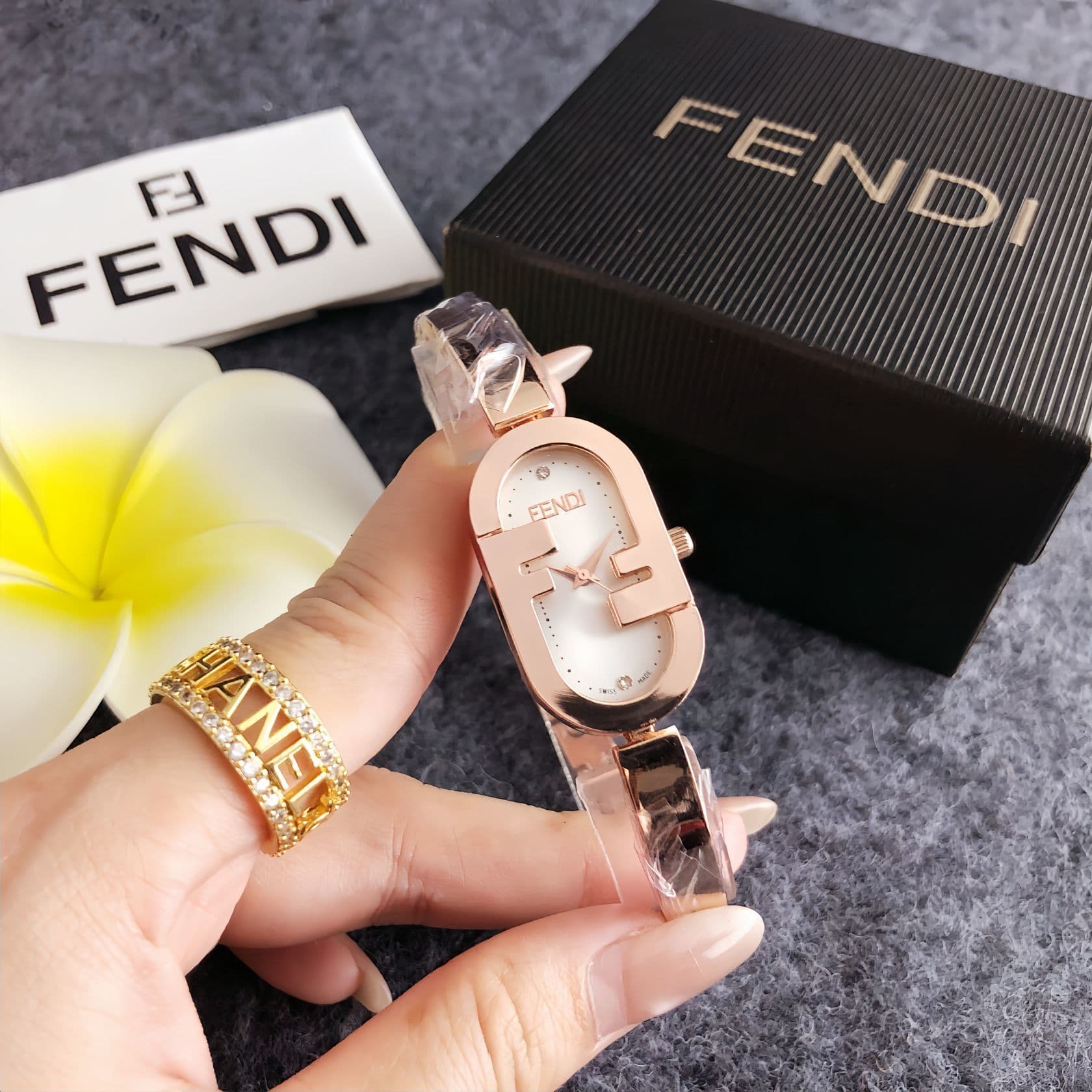 Lettre F : Montre élégante pour femme – Un garde-temps haut de gamme, compact et polyvalent