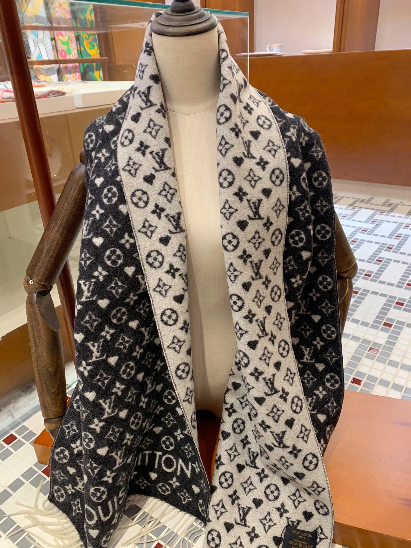Châle d'hiver épais en cachemire double face pour femme, orné d'un motif en V, cache-cou de luxe haut de gamme.