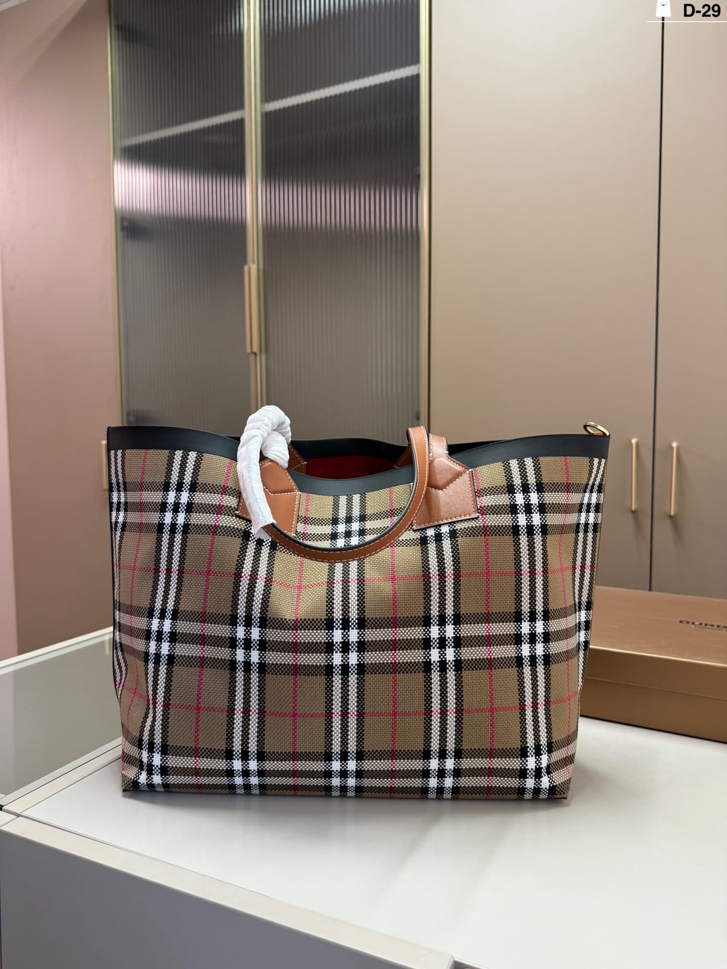La nouvelle chaîne pour sac à main à carreaux classiques de haute qualité de la marque Light Luxury est parfaite pour les trajets quotidiens.