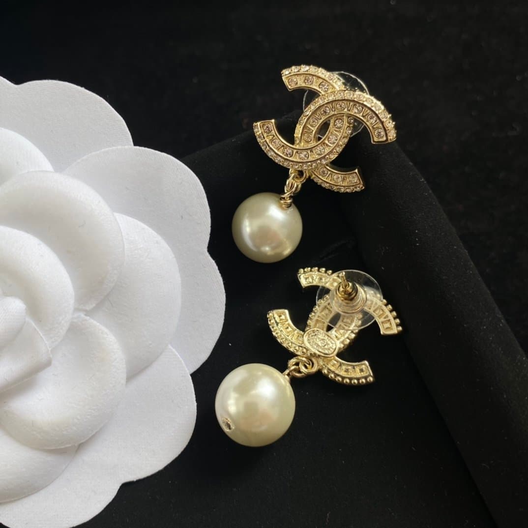 Boucles d'oreilles élégantes style rétro chic, ornées de perles et de diamants, parfaites pour une sortie quotidienne ou une soirée.