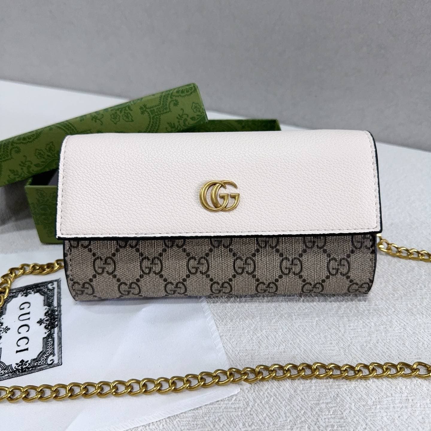 Portefeuille en cuir GUCCI avec logo GG doré, format compact 19,5 x 11 x 4,5 cm, idéal au quotidien et tendance, plusieurs coloris disponibles