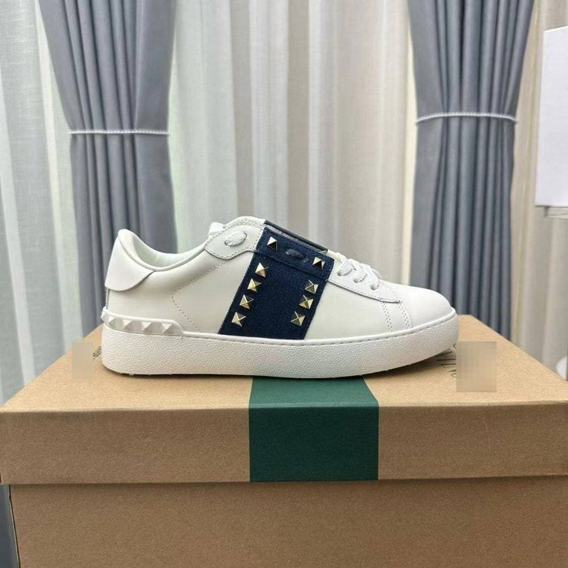 Chaussures plates blanches en cuir Warren pour couple, collection Four Seasons 2025, style planche à roulettes, rivets, style décontracté de luxe