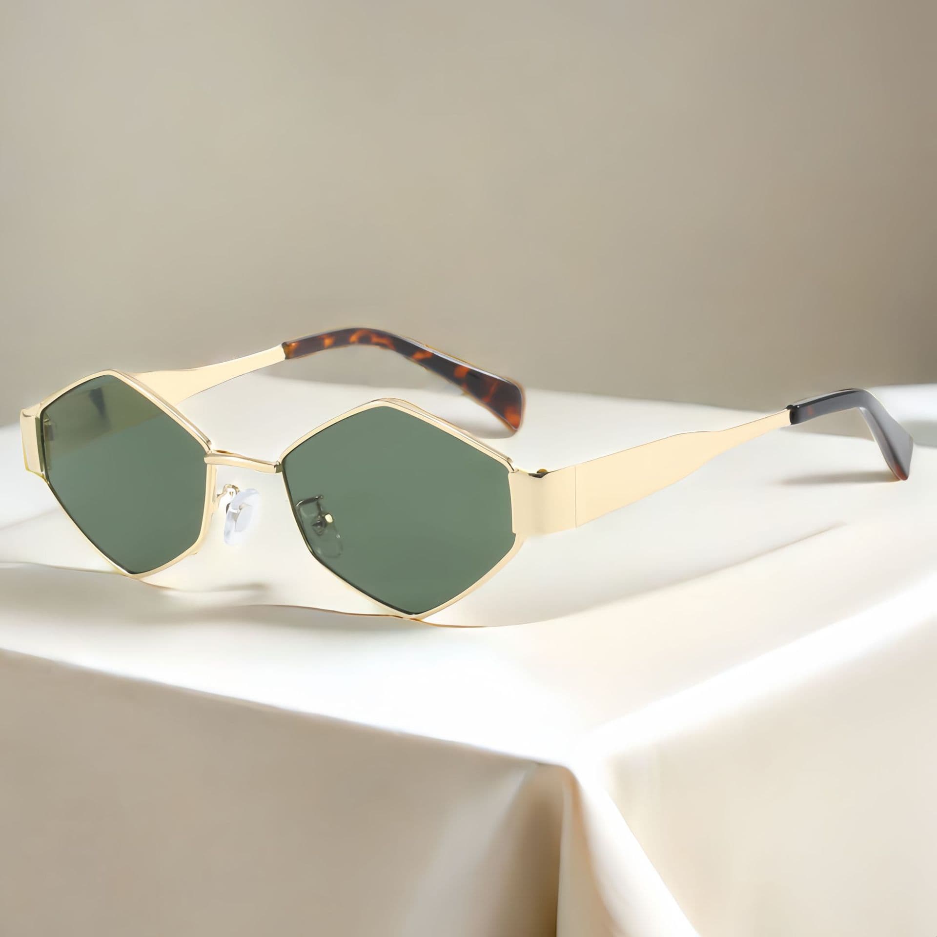 Lunettes de soleil ovales unisexes à verres tendance, petites lunettes de soleil rondes en métal tendance pour hommes et femmes