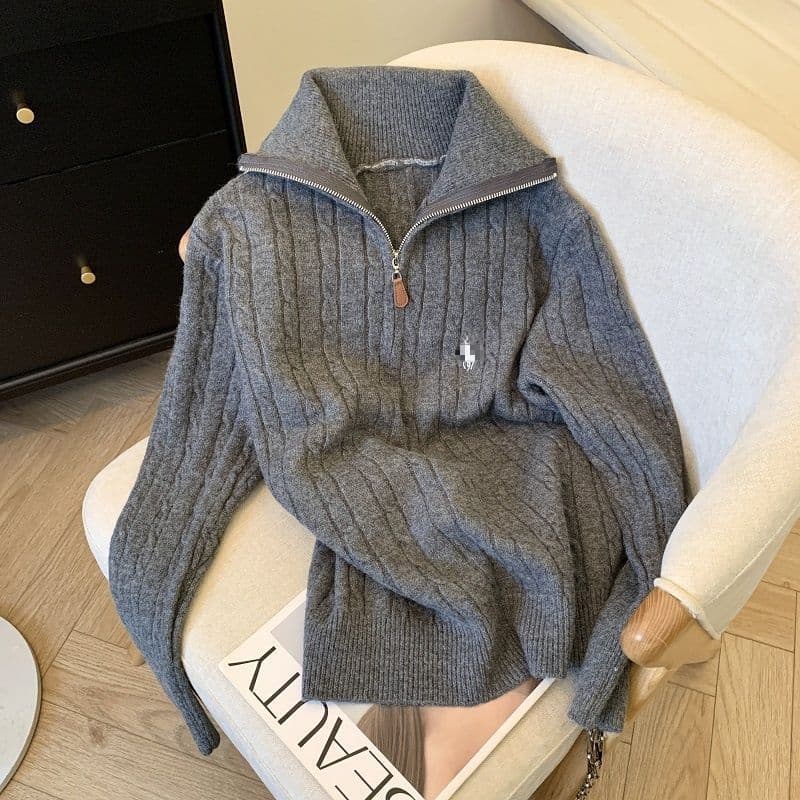 Le nouveau design de la collection automne 2025 comprend un pull à revers semi-zippé de niche et un haut en tricot ample pour femme.