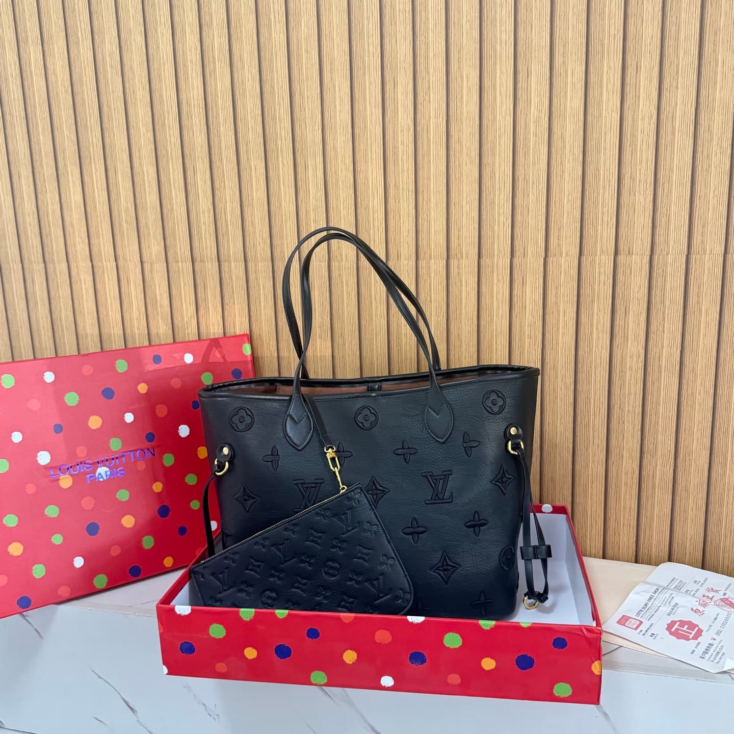 Sac cabas Louis Vuitton Neverfull, sac à main vintage de luxe avec bandoulière et poignée supérieure, style classique.