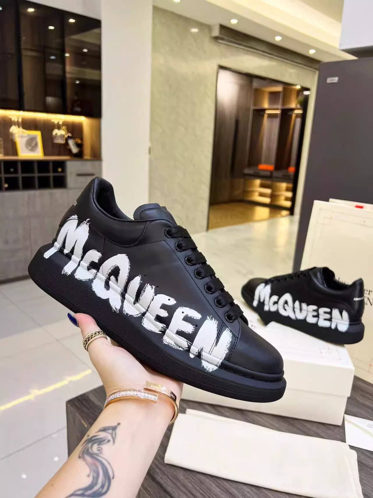L'inscription graffiti rehausse toutes les versions coréennes des petites chaussures blanches de sport décontractées pour couples