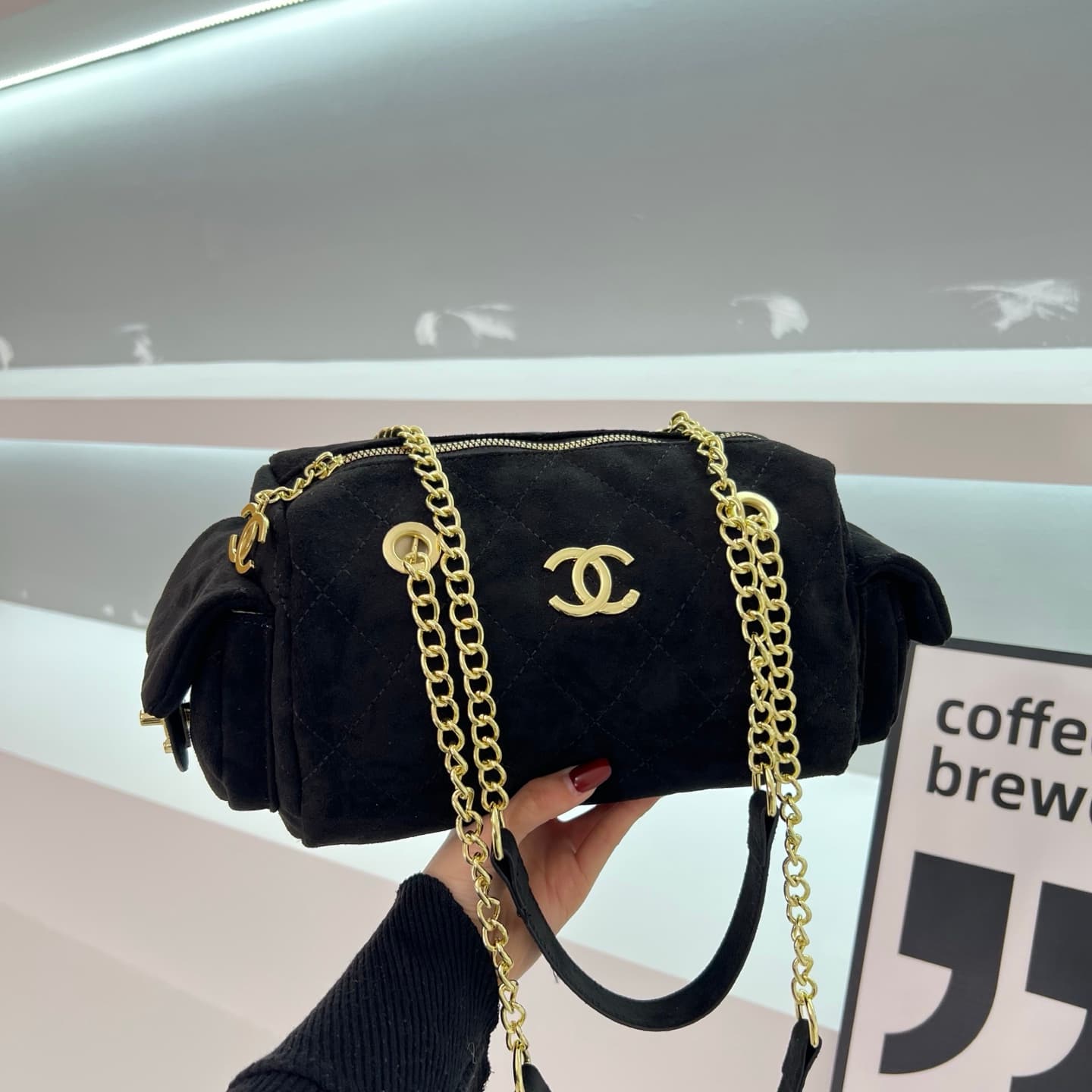 Sac bandoulière à chaîne au design moderne et élégant pour femme, idéal pour les voyages et le shopping.
