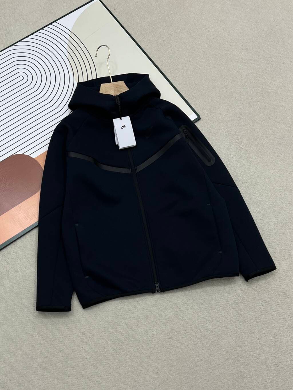 Ensemble décontracté Nike Tech Windrunner pour homme : sweat à capuche et pantalon fuselé en maille.