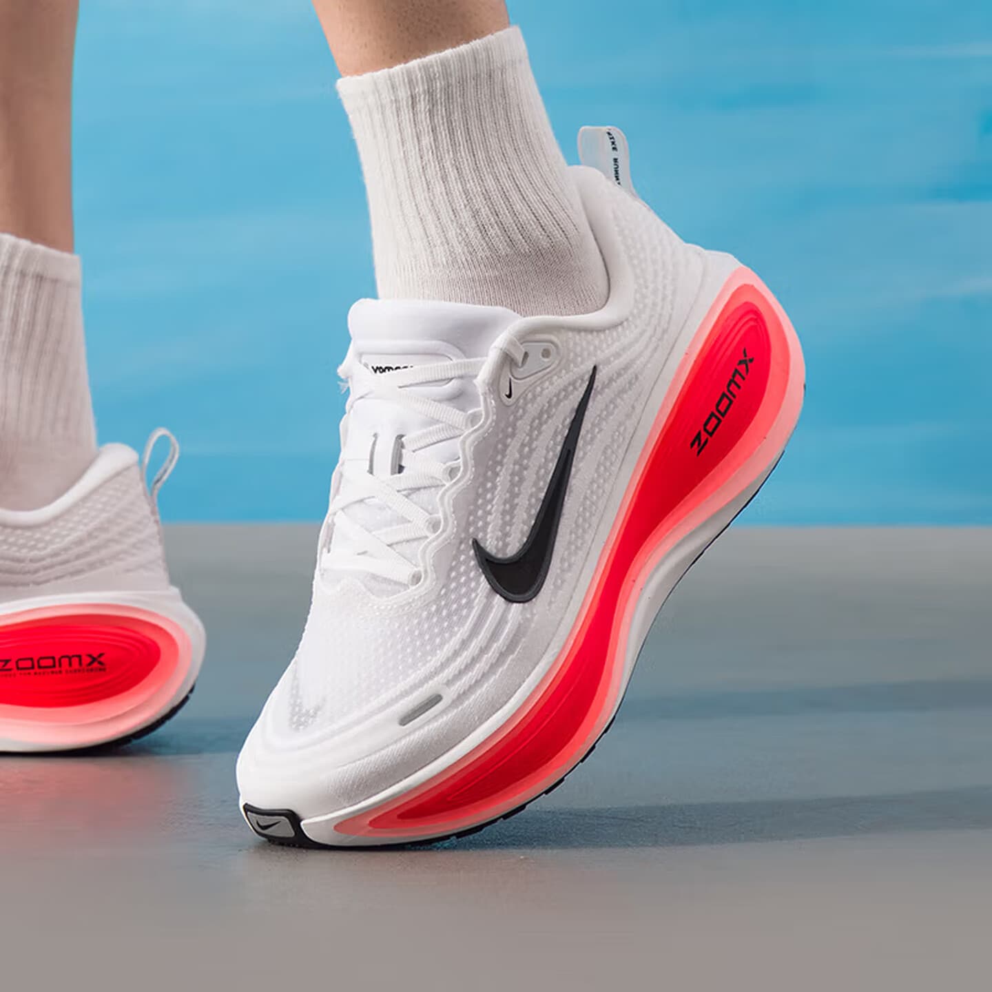 Nike Performance VOMERO PLUS Running Shoes For Road – White/Black/Bright Crimson/Metallic Silver HV8150-100
