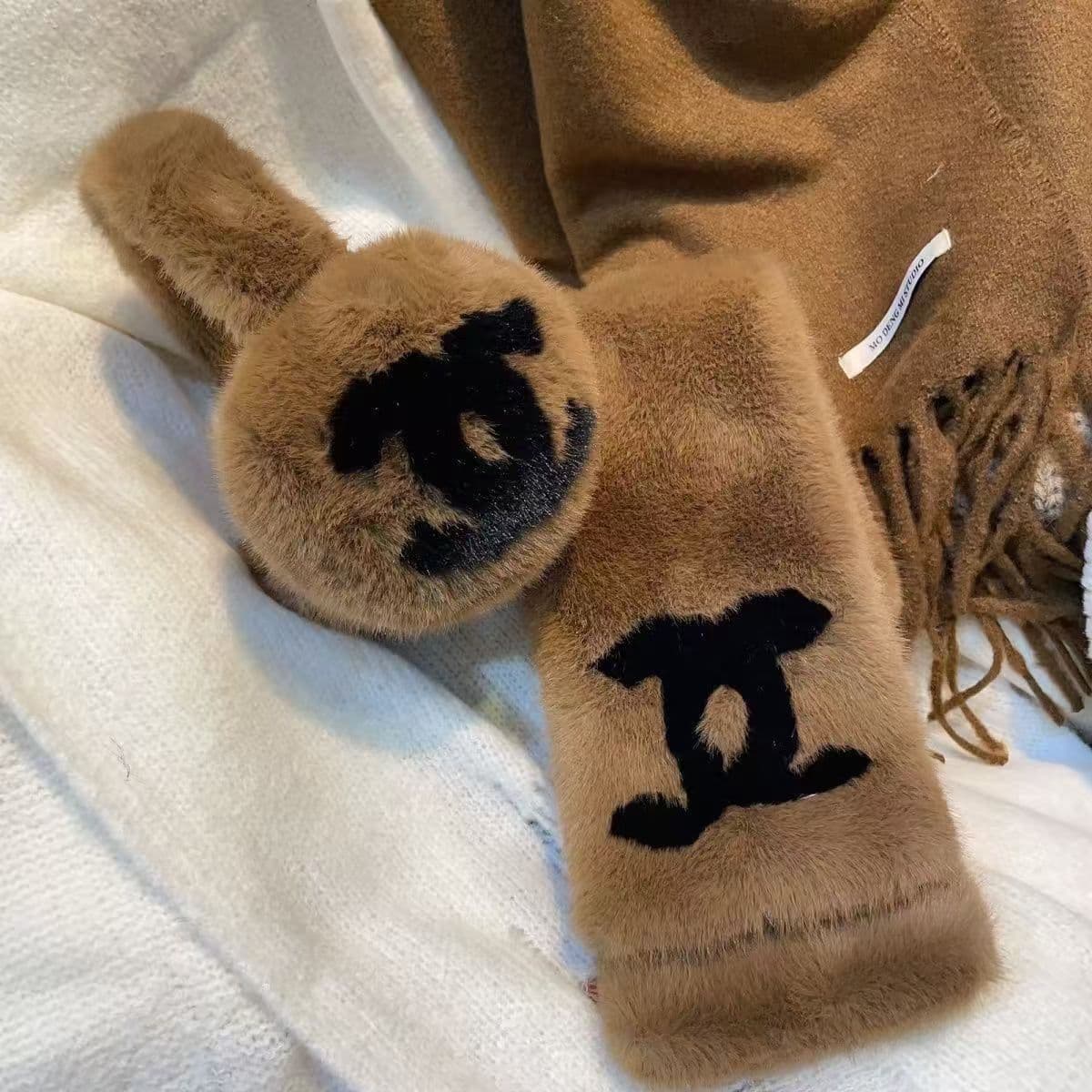Cache-oreilles/couvre-bras en fourrure de lapin doublée du logo Double C. Un indispensable pour rester au chaud en hiver. Vente directe d'usine.