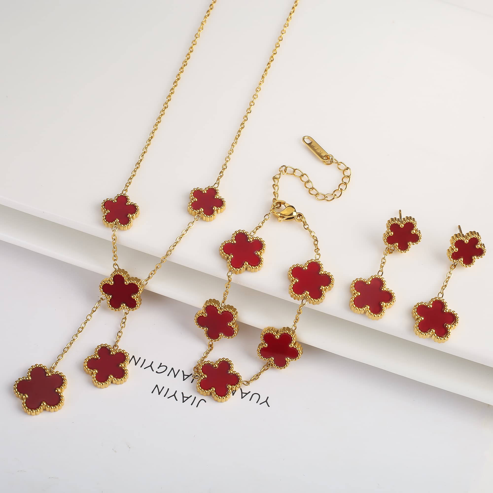 Ensemble de 3 pièces plaqué or 18 carats : collier, boucles d'oreilles et bracelet en forme de fleur à cinq feuilles. Bijou tendance pour femme, i