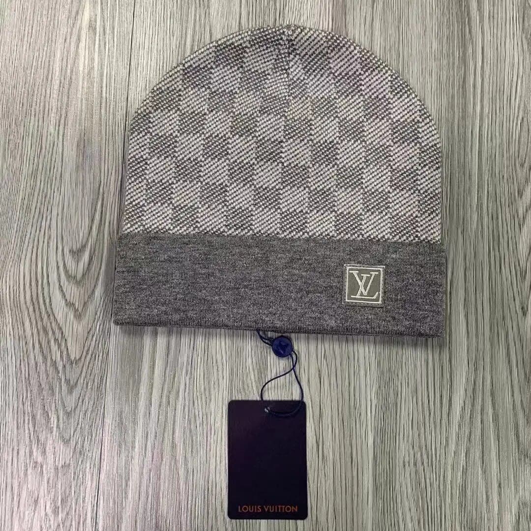 Ensemble bonnet et écharpe Louis Vuitton de qualité, en laine tricotée, pour homme et femme.