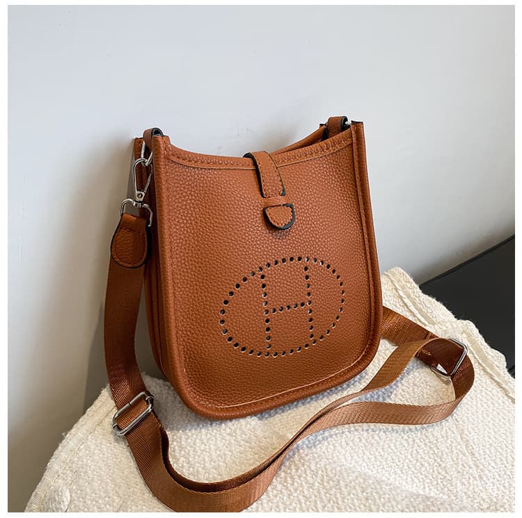 Sac bandoulière carré simple et uni pour femme, collection printemps 2026. Style décontracté et tendance.