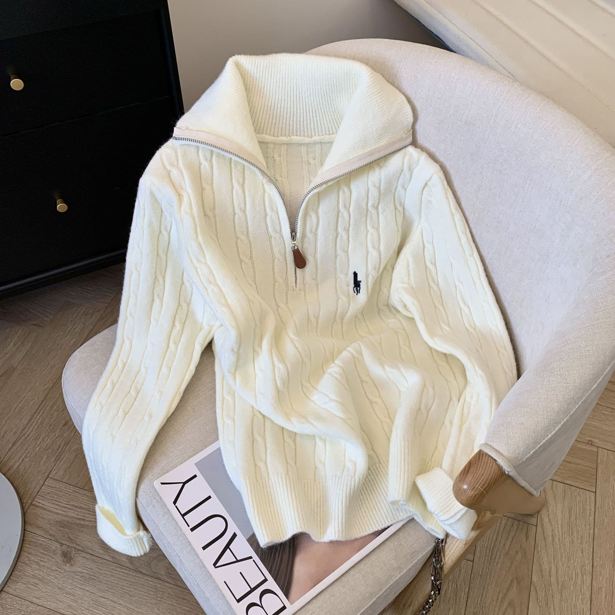 Le nouveau design de la collection automne 2025 comprend un pull à revers semi-zippé de niche et un haut en tricot ample pour femme.