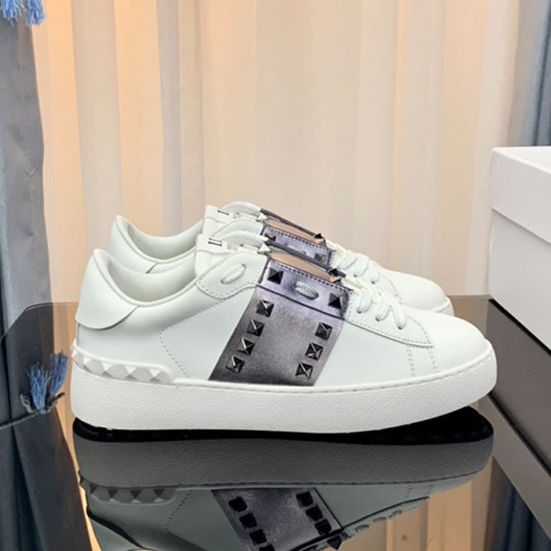 2024 Nouvelles chaussures de sport décontractées V-Home avec rivets, chaussures blanches en cuir véritable, planche de couple à la mode et tendan