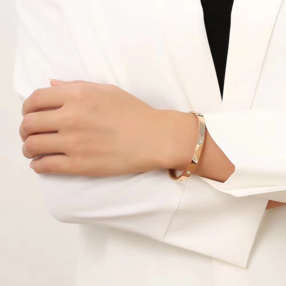 Fashion diamond buckle bracelet light luxury women's fashion geometric lucky four leaf clover bracelet open hand accessories