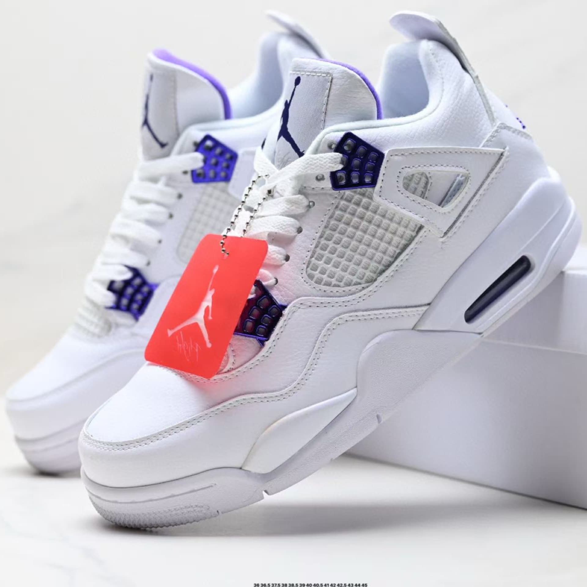 Baskets de basketball pratiques disponibles en blanc, vert, noir, jaune, rouge, bleu, modèles classiques Thunder Lightning, Jordan 4 montantes