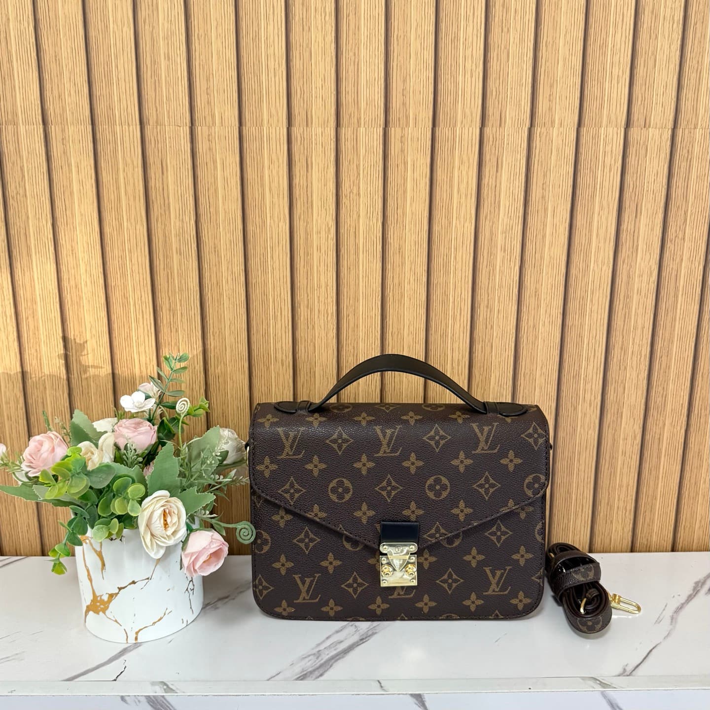 Sac bandoulière de luxe à motif monogramme, poignée supérieure, style décontracté, idéal pour le bureau et les voyages.