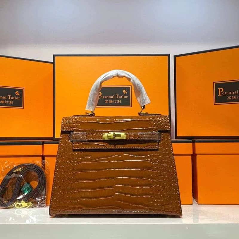 Sac à main Mini Kelly de deuxième génération en cuir véritable à motif crocodile pour femme (collection 2026), porté épaule.