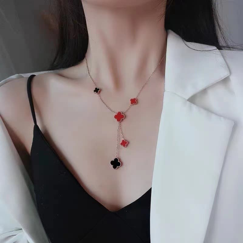 Collier en acier titane, noir et blanc inaltérable, double chaîne clavicule, style féminin simple, tempérament minoritaire