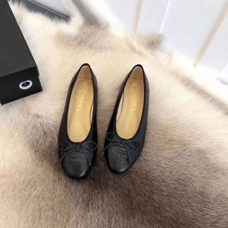 Chaussures plates Chanel style 2022, nouveauté mode femme avec nœud, ballerine féérique dorée, à bout ouvert.