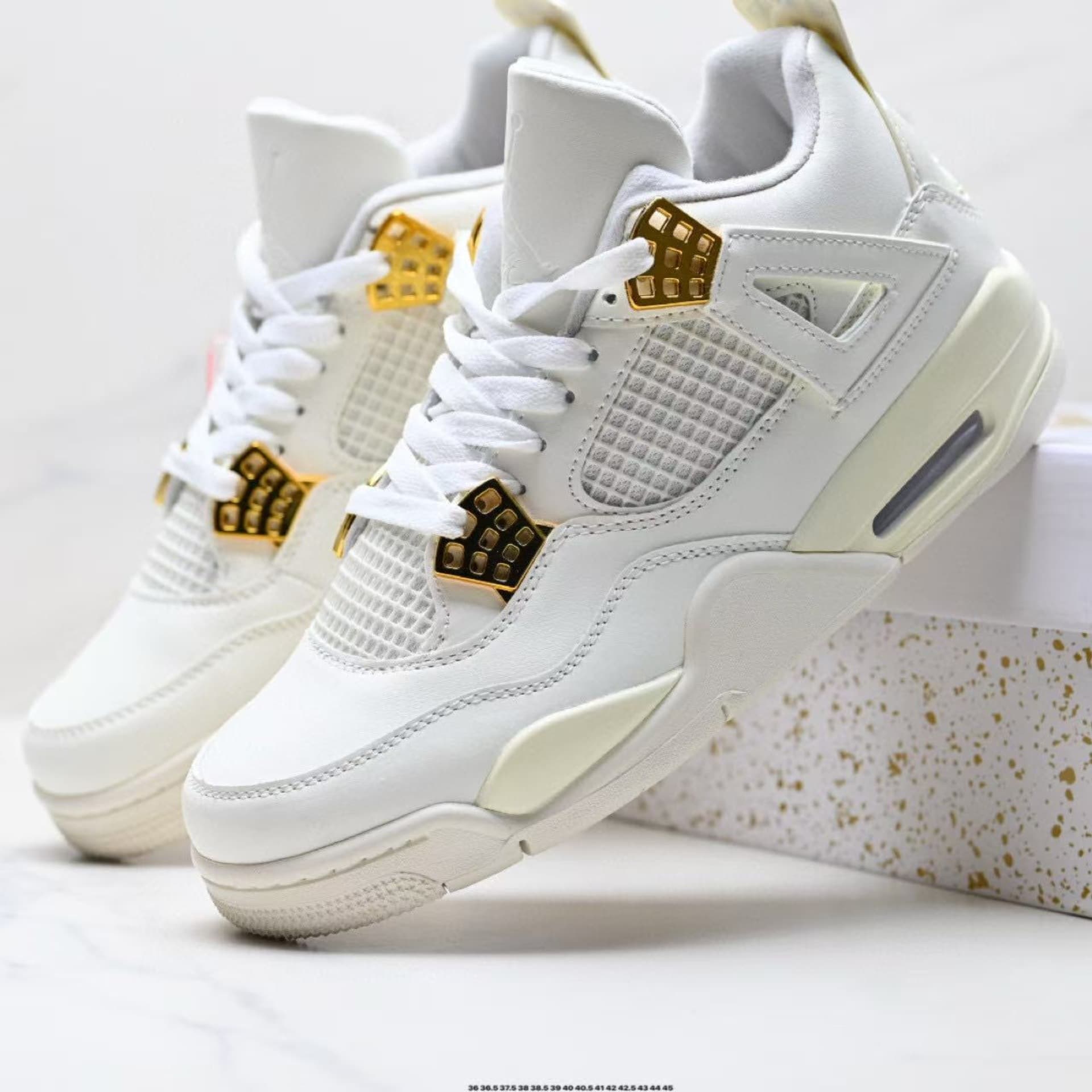 Baskets de basketball pratiques disponibles en blanc, vert, noir, jaune, rouge, bleu, modèles classiques Thunder Lightning, Jordan 4 montantes