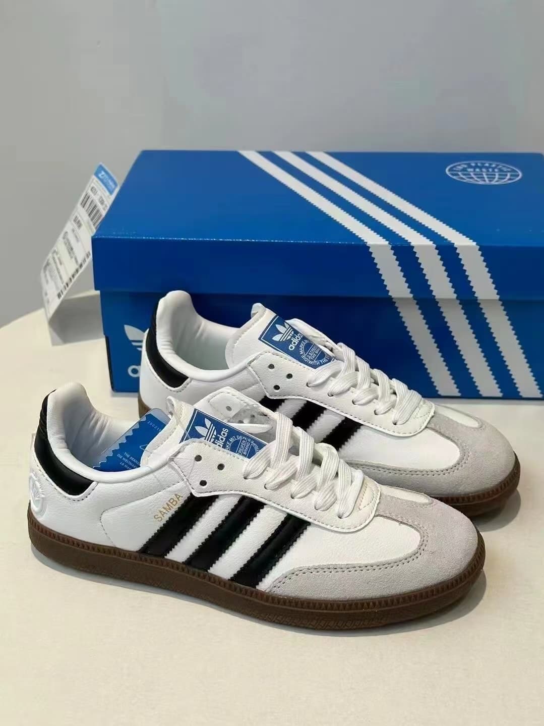 Baskets rétro unisexes Adias Originals Samba OG, chaussures à lacets en cuir blanc et noir, style streetwear classique avec semelle extérieure en