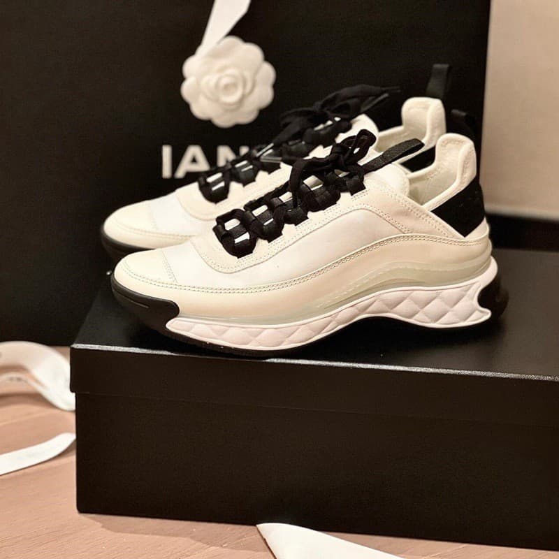 Baskets pour femmes 2025 Nouveau style Chaussures compensées cachées Décontractées Blanches Polyvalentes Semelle épaisse Coussin d'air Chaussure