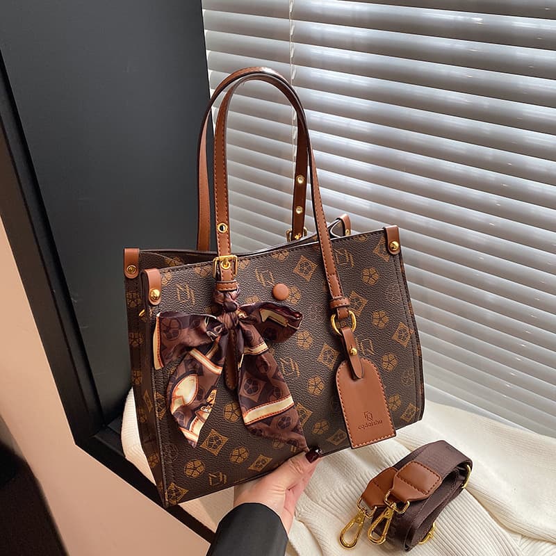 2025 Large Capacity Single Shoulder Tote New Commuter Light Luxury Crossbody Niche Women's Bag