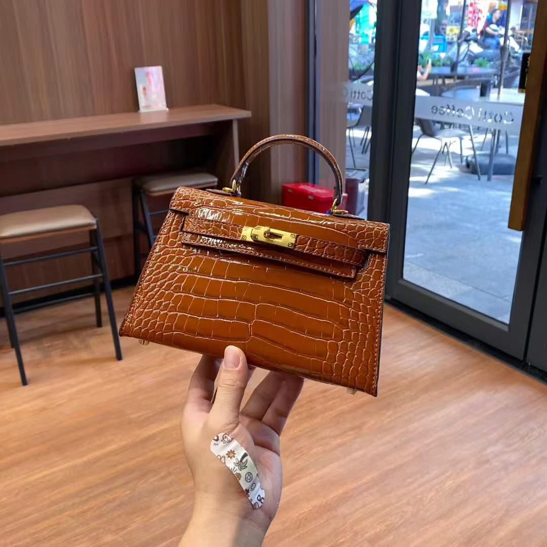 Sac à main Mini Kelly de deuxième génération en cuir véritable à motif crocodile pour femme (collection 2026), porté épaule.