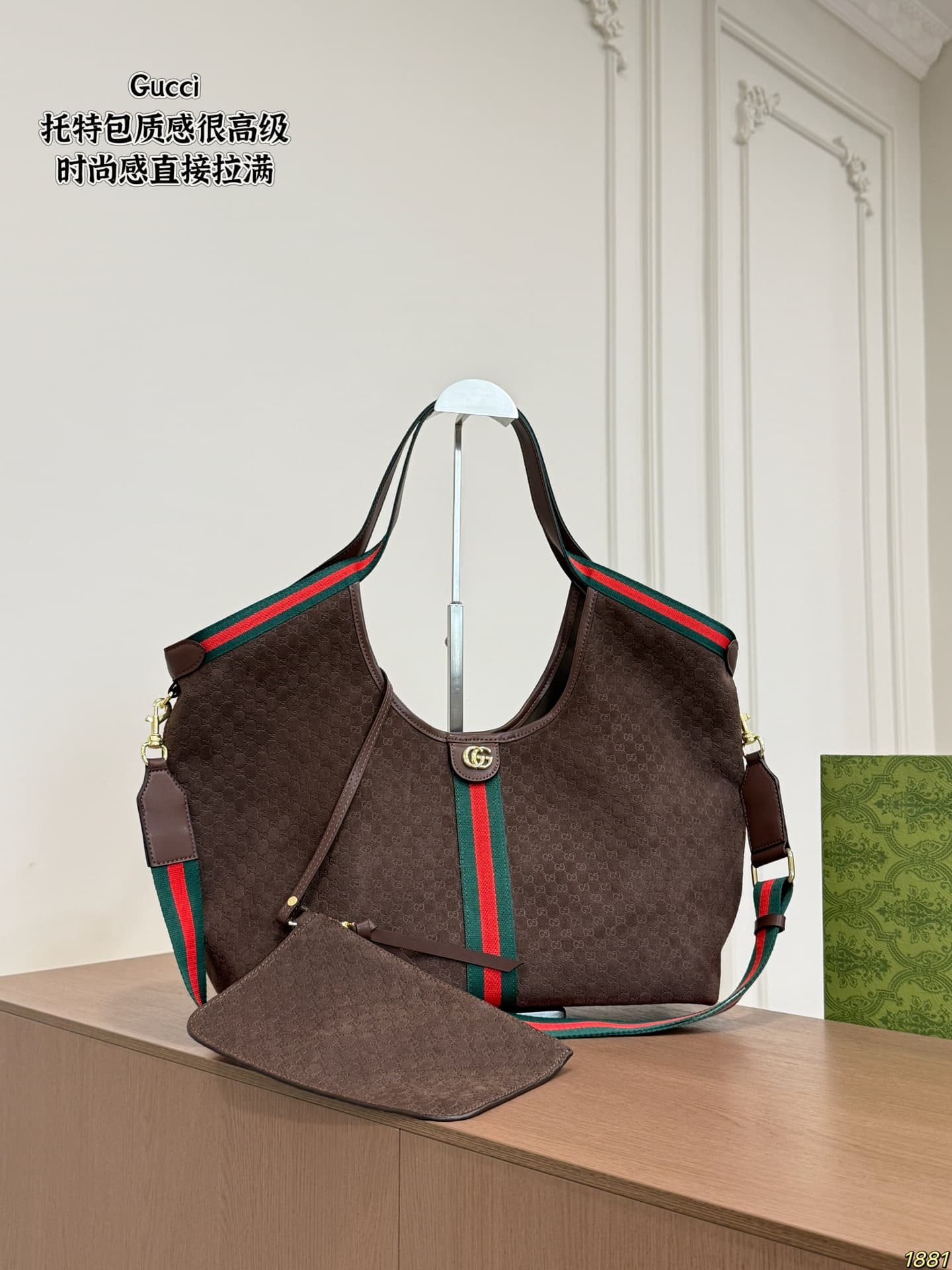 Sac bandoulière classique à la forme structurée et épurée, idéal pour un usage quotidien.