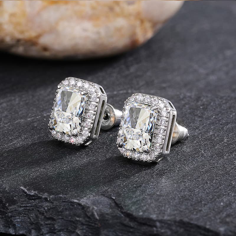 Boucles d'oreilles puces carrées exquises pour femmes, entièrement serties de diamants et de zircons verts.