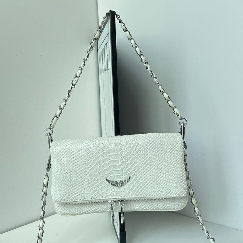 Sac bandoulière classique Zadig & Voltaire avec bandoulière réglable, idéal pour les voyages et le quotidien.