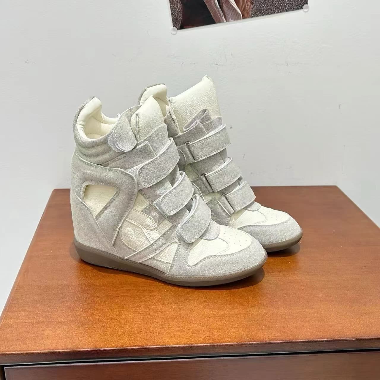 Baskets montantes plates et décontractées pour femmes, à bout rond et color block, avec bride à scratch dissimulée rehaussante. Chaussures plate