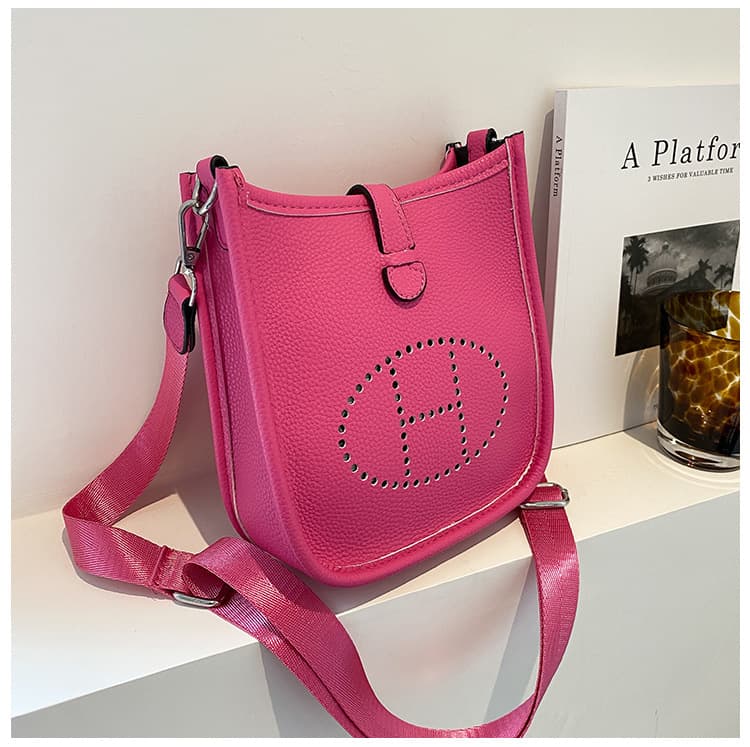 Sac bandoulière carré simple et uni pour femme, collection printemps 2026. Style décontracté et tendance.