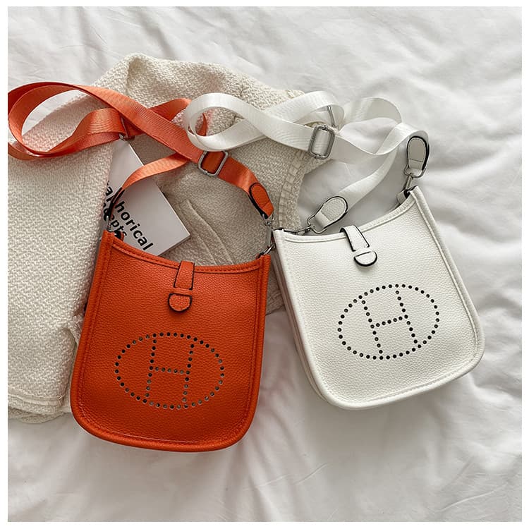 Sac bandoulière carré simple et uni pour femme, collection printemps 2026. Style décontracté et tendance.
