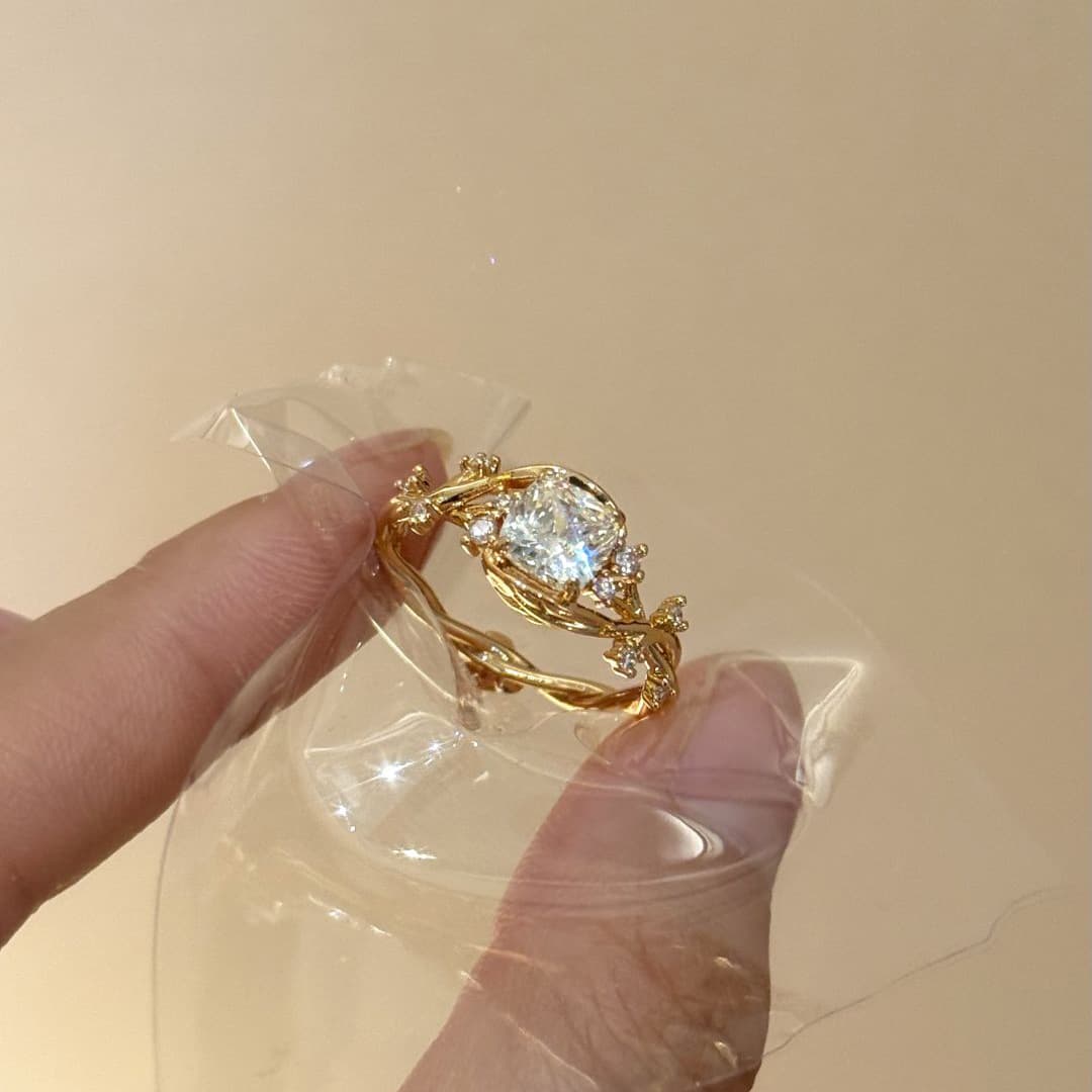 Brilliantly Shiny, Effortlessly Stylish, And Perfect For Any Look. Simple, Breathtaking, And Unforgettable. Fashion Light Luxury Sugar Cube Vine Wrapp