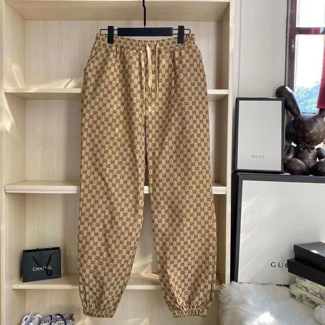 Collaboration tendance avec une marque : pantalon de jogging unisexe décontracté, entièrement brodé, à cordon élastique et style harem.