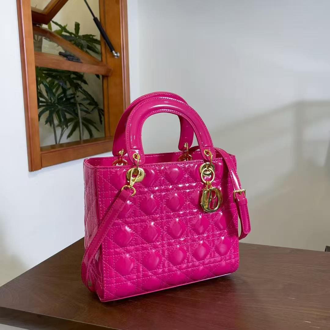 Sac à main matelassé brillant DIO-R Lady, avec poignée supérieure et bandoulière amovible, style tendance et finitions dorées. Un sac de luxe i