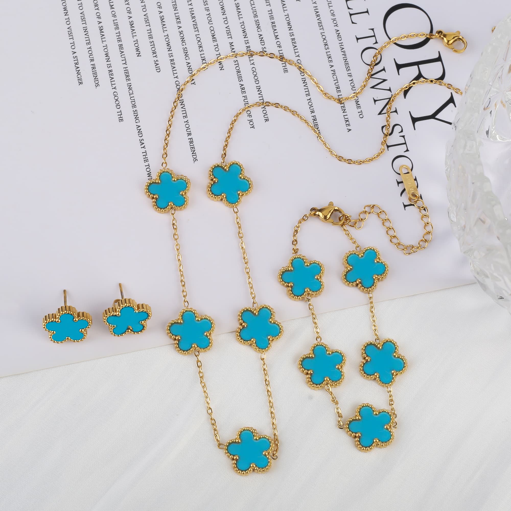Ensemble de 3 pièces plaqué or 18 carats : collier, boucles d'oreilles et bracelet en forme de fleur à cinq feuilles. Bijou tendance pour femme, i