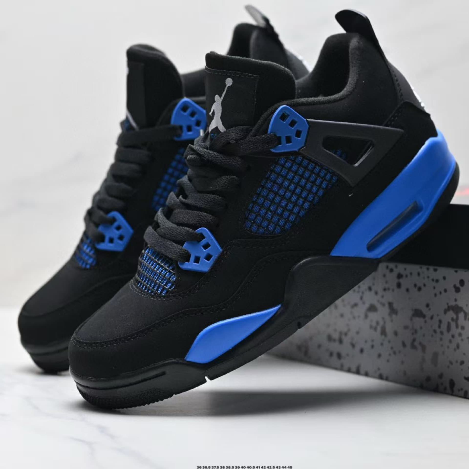 Baskets de basketball pratiques disponibles en blanc, vert, noir, jaune, rouge, bleu, modèles classiques Thunder Lightning, Jordan 4 montantes