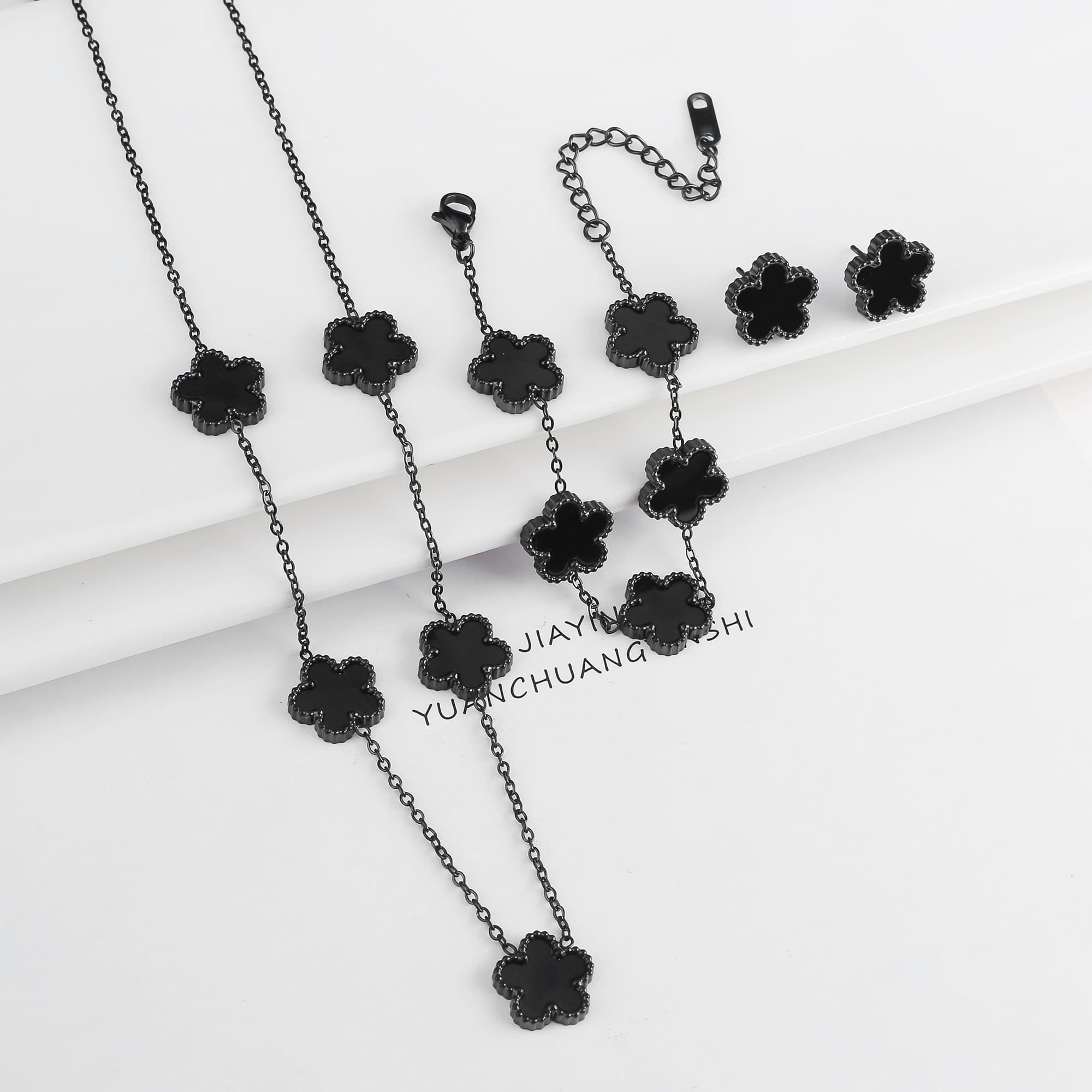 Ensemble de 3 pièces plaqué or 18 carats : collier, boucles d'oreilles et bracelet en forme de fleur à cinq feuilles. Bijou tendance pour femme, i