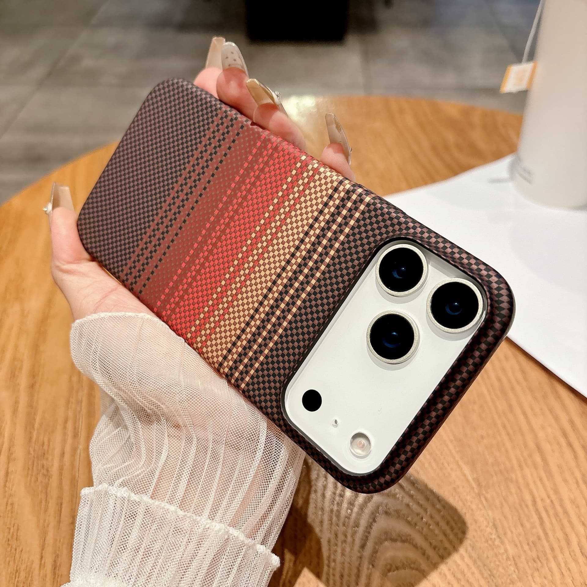 Coque de protection magnétique intégrée en fibre de carbone bicolore, compatible avec l'iPhone 17 Pro Max et l'iPhone 16.