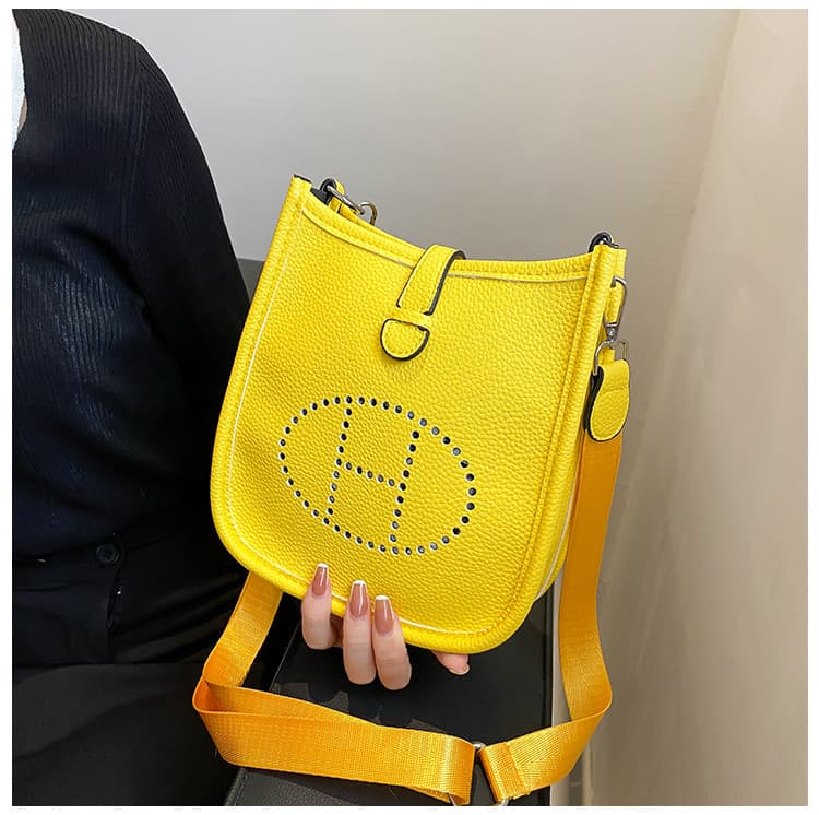 Sac bandoulière carré simple et uni pour femme, collection printemps 2026. Style décontracté et tendance.