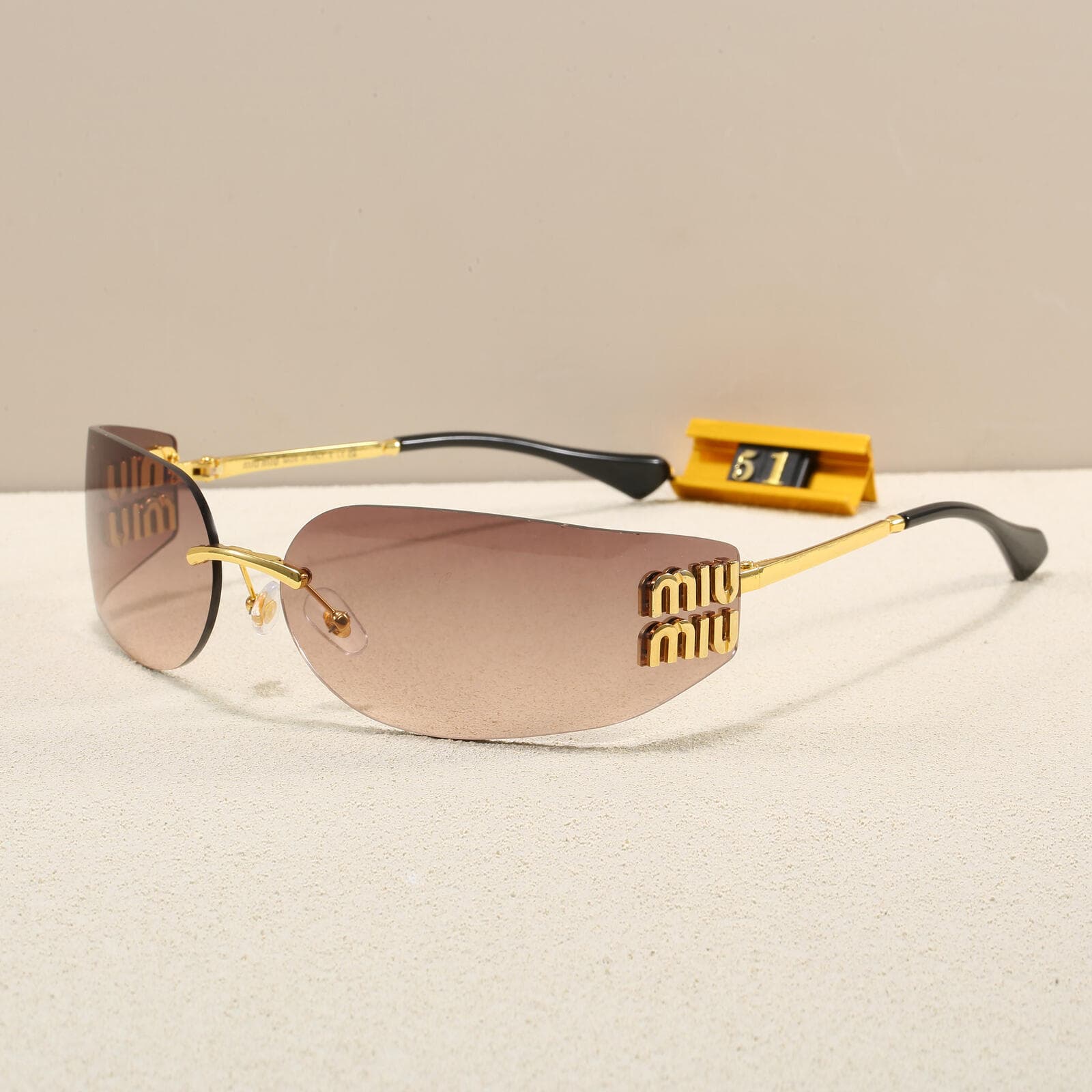 Lunettes de soleil tendance pour femmes, inspirées des blogueuses et célébrités. Design ovale classique intemporel sans monture, à la fois élé