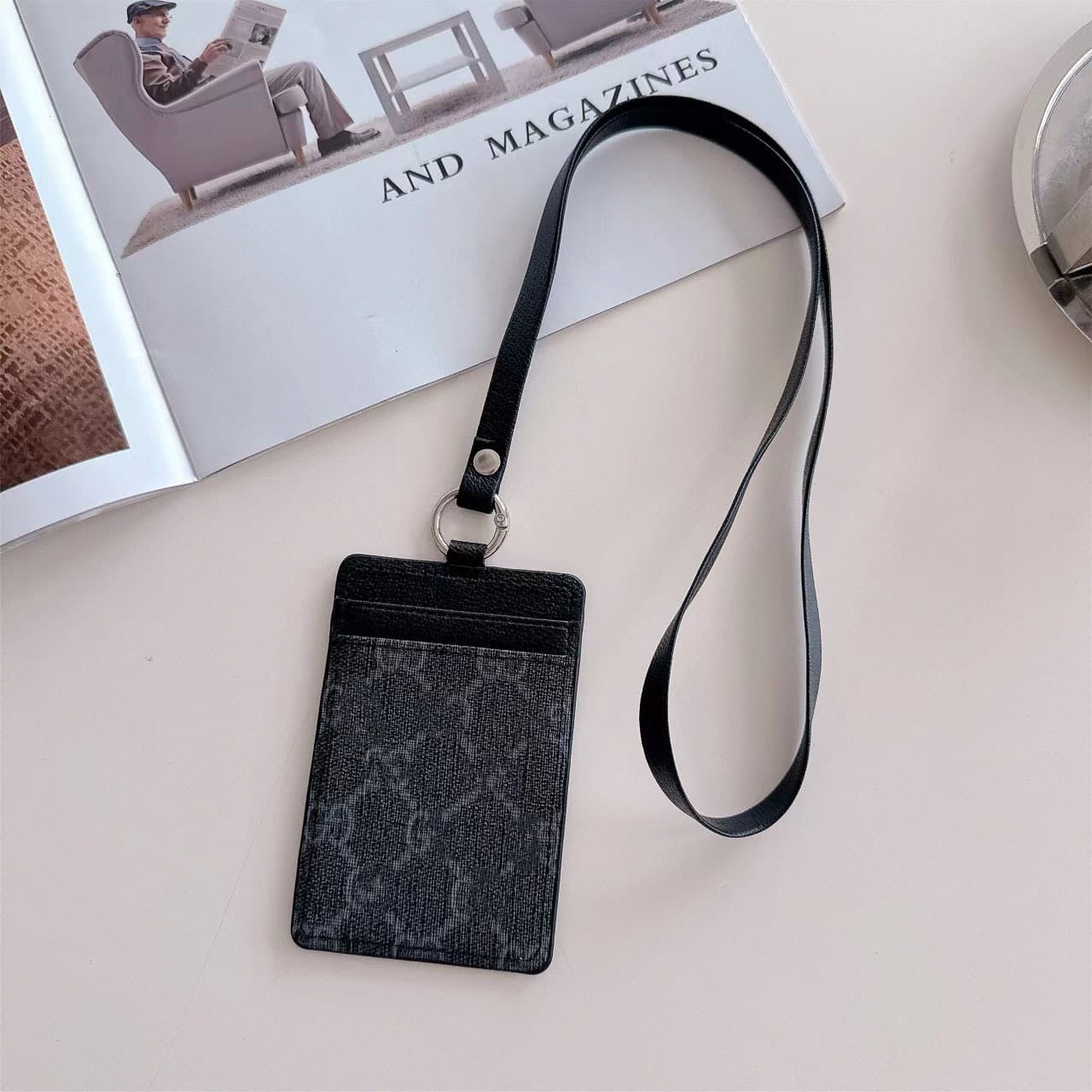 Insérer un badge de travail, un cordon, un porte-cou, un étui pour carte d'étudiant, une marque tendance