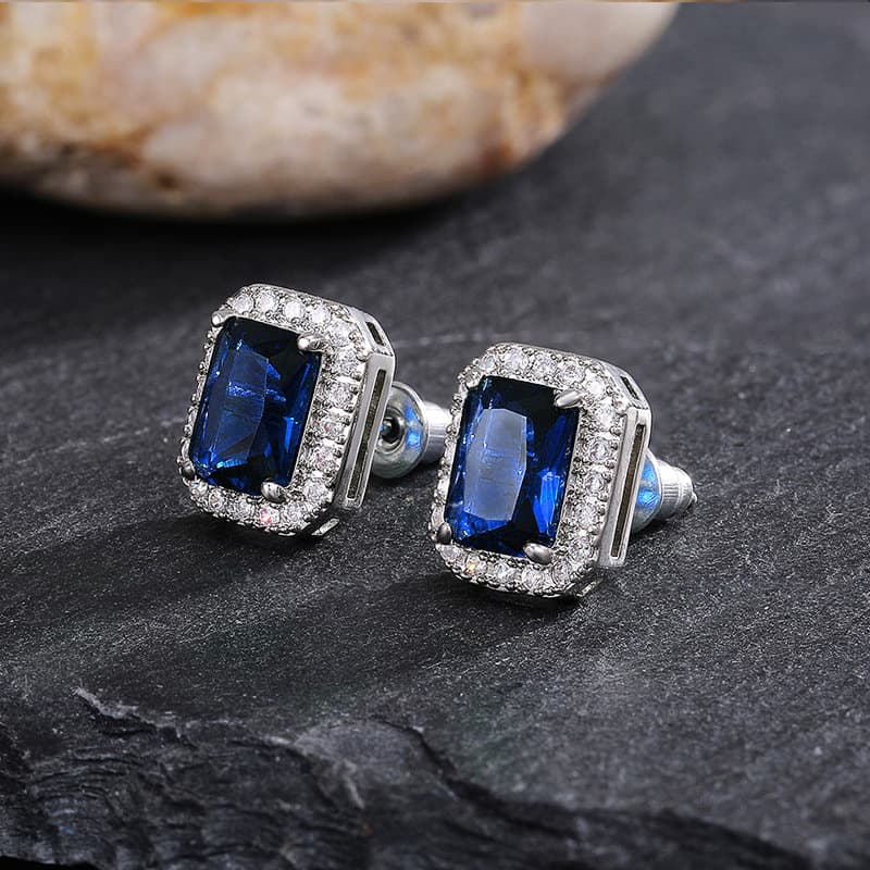Boucles d'oreilles puces carrées exquises pour femmes, entièrement serties de diamants et de zircons verts.