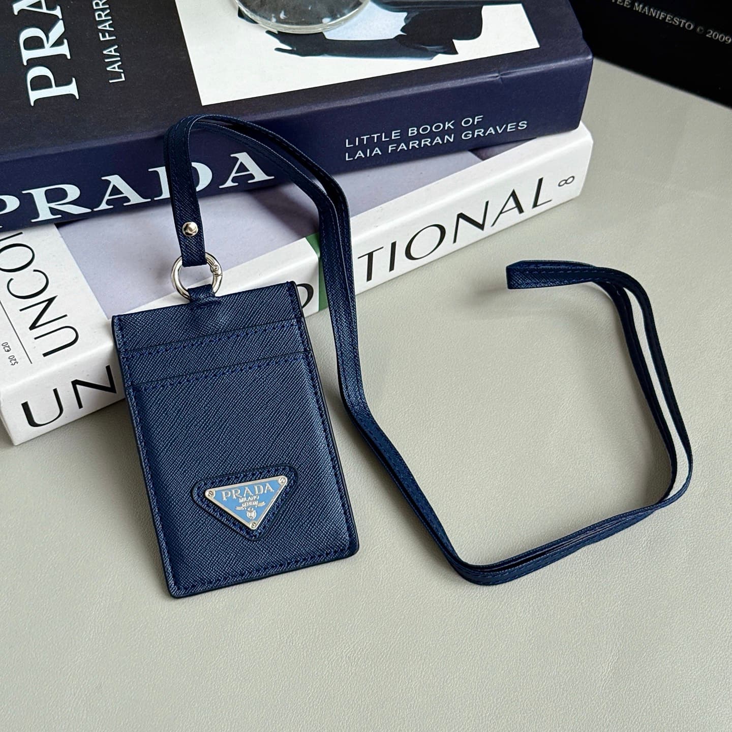 Porte-cartes de travail à suspendre autour du cou Prado, collection 2026